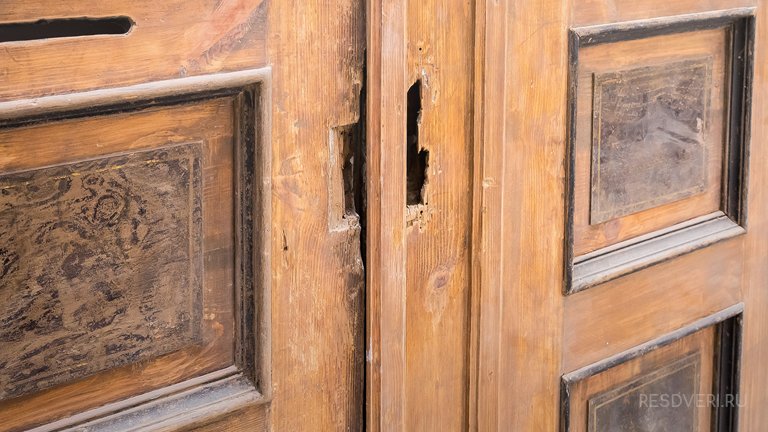 Как самостоятельно обновить межкомнатную дверь: технология ремонтных работ
