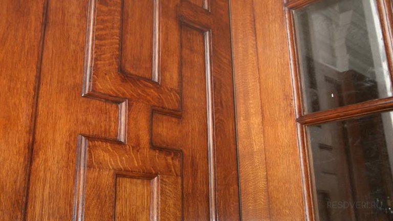 Реставрация деревянных дверей лаком